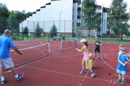 Nauka gry w tenisa na boisku w centrum